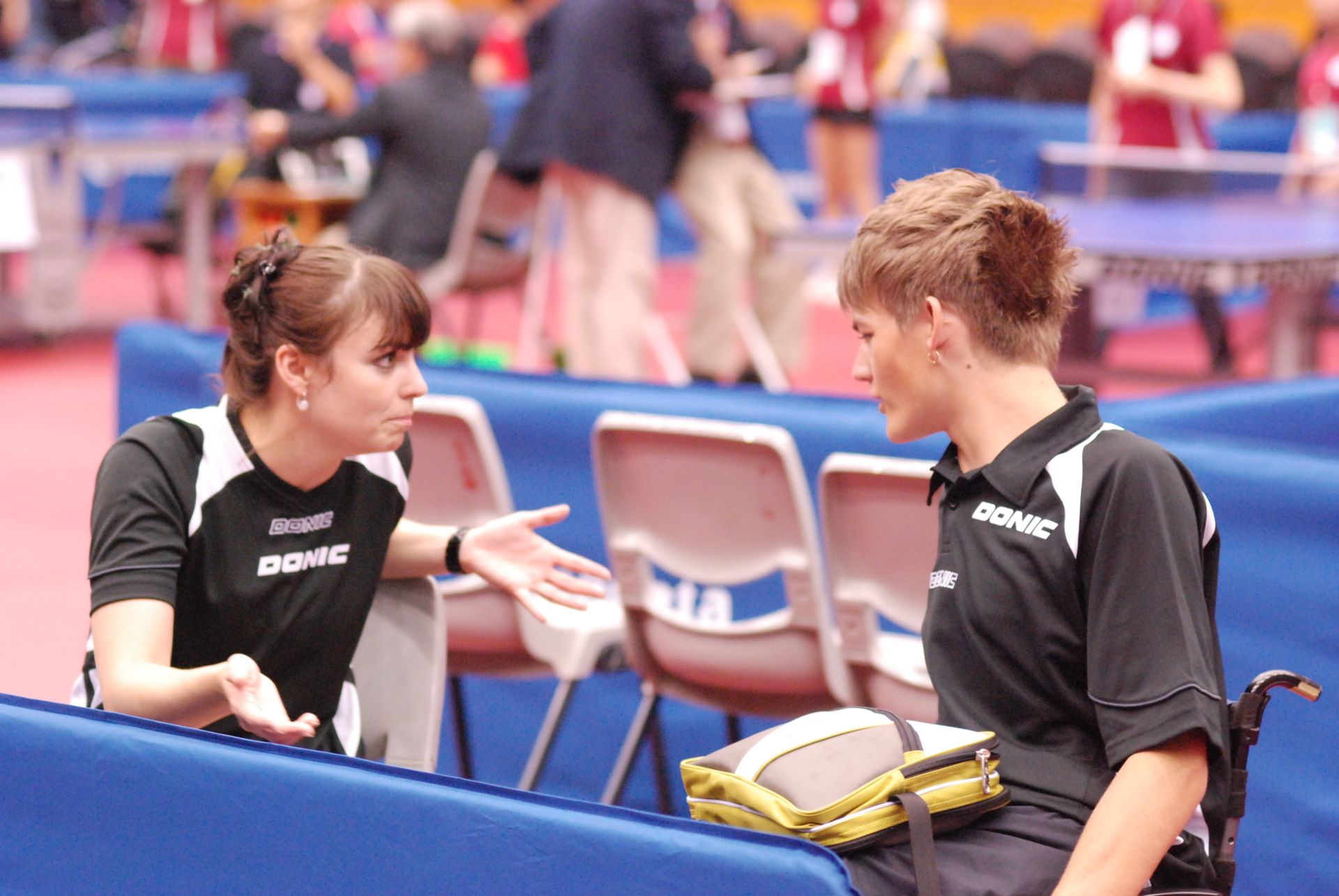 Sarah Textor gibt Thomas Schmidberger (gewann Gold in Einzel und Team) Tipps